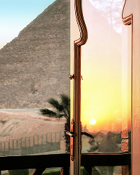 Vista da varanda de hotel em frente a uma pirâmide